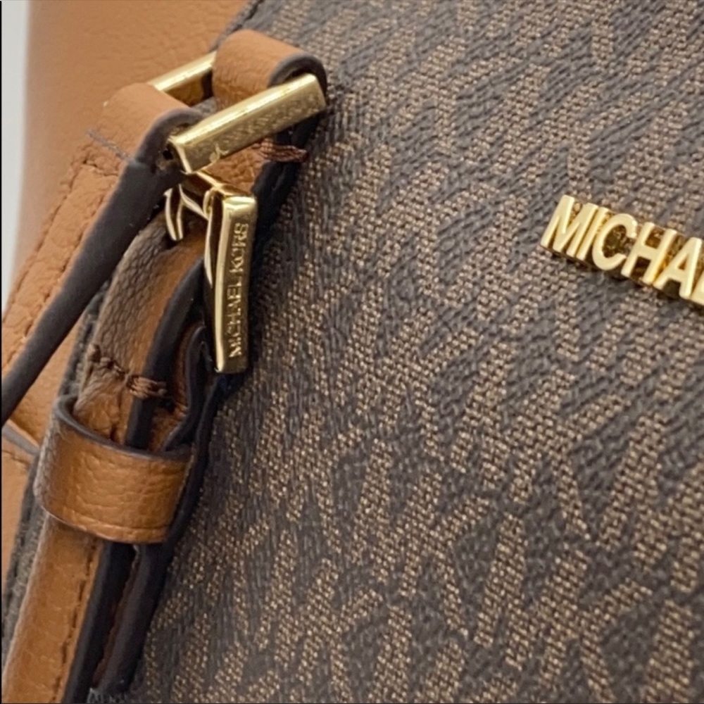 MICHAEL KORS CHARLOTTE LG TZ TOTE BROWN SIGNATURE - Picture 7 of 13